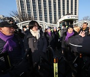 기자회견 장소 두고 갈등 빚는 이태원참사 유가족과 경찰