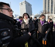 국무회의 열린 서울청사에 모인 이태원참사 유가족