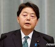 [포토] 기자회견 중 발언하는 하야시 日 관방장관