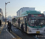 차선 걸치고, 막무가내 끼어들기... 버스 ‘난폭운전’ 선 넘었다 [현장, 그곳&]