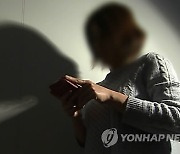 ‘남편과 불륜 의심’ 50대女 스토킹한 70대女, 결국