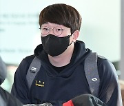 어수선함 속 출국하는 양현종 [포토엔HD]