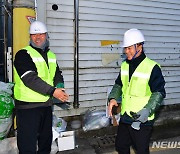 환경미화원과 인사하는 박동식 사천시장