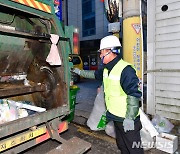 쓰레기 수거하는 박동식 사천시장