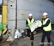 쓰레기 수거하는 박동식 사천시장