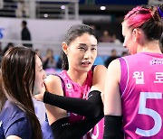 김연경과 대화 나누는 랜디 존슨 딸 윌로우 존슨