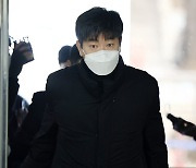 '후원업체 뒷돈' KIA 김종국 전 감독 영장심사 출석