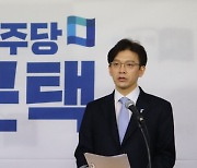 "너희 부부냐?"…'성희롱 논란'에 불출마 선언한 현근택 '피소'