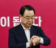 시간 확인하는 발언하는 정영환 공천관리위원장