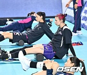 김연경과 함께 몸푸는 윌로우 존슨 [사진]