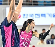 김연경 역전타에 아본단자 감독 만세, 바라만보는 김민종 감독 [사진]