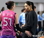 김연경 '윌로우에게 아낌없는 조언 중'[포토]