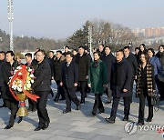 중국 랴오닝성 문화대표단, 김일성·김정일 동상에 헌화