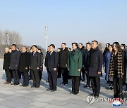 중국 랴오닝성 문화대표단, 김일성·김정일 동상에 헌화