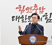 김태흠 충남지사, 서천특화시장 지원 방안 설명