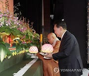 윤석열 대통령, 불교대축전 연등 공양