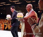 윤석열 대통령, 불교대축전 연등 공양