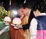 윤석열 대통령, 불교대축전 연등 공양