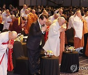 합장하는 윤석열 대통령