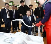 노량진수산시장 찾은 권익위원장에게 상인들 "선물가액 상향 큰 도움"(종합)