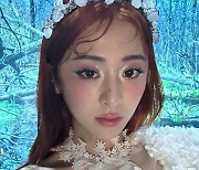 LE SSERAFIM's Huh Yunjin Transforms into Swan Queen for Concept Photos