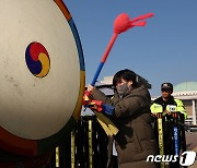 "채 상병 사망 특검하라" 국회 찾은 생존장병 어머니