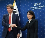 악수하는 강인선 외교차관과 호세 페르난데스 차관