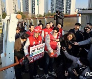 '철도 지하화 공약' 한동훈, 수원 천천동 육교 찾아