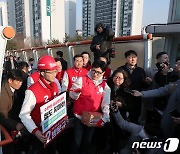 '철도 지하화' 공약 내건 한동훈, 수원의 한 육교 방문