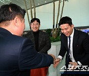 [포토] 김태형 감독과 인사 나누는 김민성