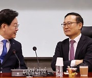 [단독] 민주당, 친문 홍영표 지역구에 '영입 인재' 박선원 투입 저울질