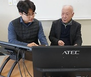 박사학위 가진 80대가 전문대 졸업···"이번 주까지 일하고 다음 주 죽는 삶 꿈꿔"