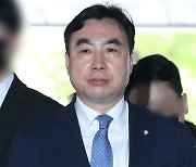 법원, '돈봉투 의혹' 윤관석 징역 2년 선고