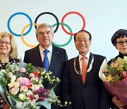 바흐 IOC 위원장, 윤세영 전 도민회장에 훈장 은장 수여