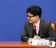 한동훈 "철도 지하화" vs 이재명 "출생기본소득"…공약 대결 불꽃