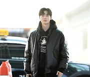 황민현 ‘진리의 올블랙 공항패션’[포토엔HD]