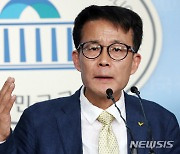 정의당 뱃지 단 양경규 "보수 양당 공모가 키운 위기 좌시 않겠다"