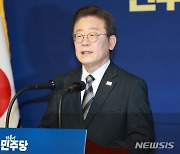 답변하는 이재명 대표