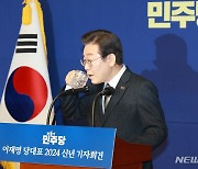 물 마시는 이재명 대표