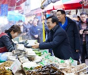 성남 재래시장 간 김동연 "'장사 전만 못하다' 말씀…마음 무거워"