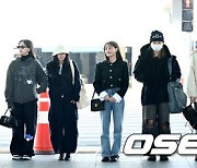 트와이스, '공항에서 신곡 발매 깨알 홍보' [사진]