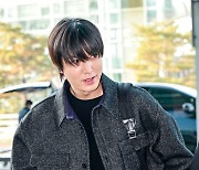 이민호, '출국길 팬들 향한 눈빛 인사' [사진]