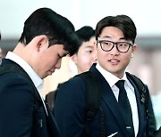 김진욱과 괌 스프링캠프 출국 준비하는 롯데 안경에이스 박세웅 [사진]