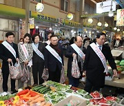 익산시의회 설 연휴 앞두고 전통시장 장보기 팔걷었다