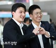 팬들에게 손하트 만드는 윤동희와 김민석[스경포토]