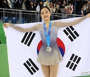 16살 피겨 소녀 신지아, '우상' 김연아 앞에서 '역전' 은메달 "와주신 것만으로 큰 힘"