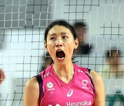 '김연경의 환호' 흥국생명, 한국도로공사에 3-0 승리.