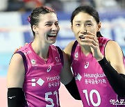 ‘배구여제가 있기에…’ 흥국생명 윌로우, 김연경의 도움으로 완벽했던 데뷔전!’ [김한준의 현장 포착]