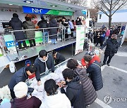 강남구 직거래 장터서 육류 구매하는 시민들