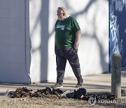 도난당한 MLB 첫 흑인선수 로빈슨 동상, 방화로 불탄 채 발견